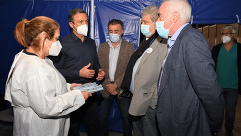 O vice-presidente do Governo (primeiro à esq.) e o secretário regional da Saúde (terceiro a contar da esq.) visitaram hoje o Centro de Vacinação do Funchal.