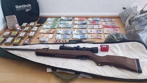 Foi aprendida uma grande quantidade de dinheiro, armas e droga.&nbsp;