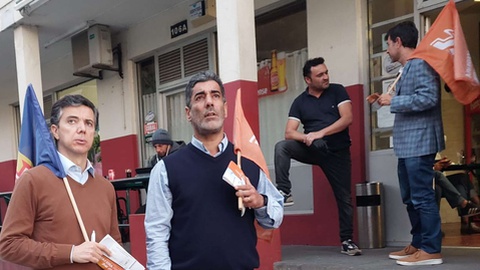 Luís Filipe Santos de bandeira do PSD na mão, acompanhado do actual secretário das Finanças, numa acção de campanha em Março de 2024. FOTO FACEBOOK PSD DO IMACULADO