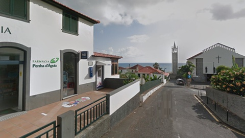 Os 700 euros foram levantados na máquina Multibanco situada junto à farmácia do Porto da Cruz.