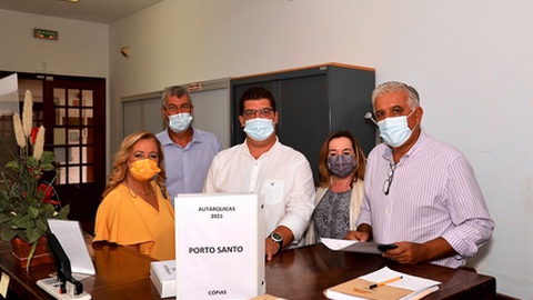 A entrega da lista aconteceu hoje, no tribunal do Porto Santo. Foto DR