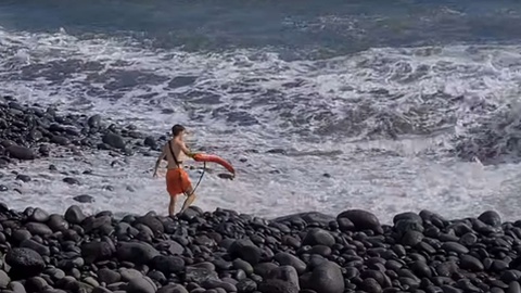 Nadador-salvador da 'Frente Mar' prestes a se lançar ao mar da Praia Formosa na terça-feira. FOTO CANTINHO DA MADEIRA