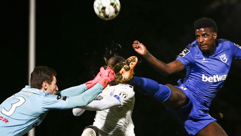 O lance no jogo Belenenses SAD-FC Porto onde Nanu caiu inanimado no relvado após choque com o guarda-redes. Foto EPA