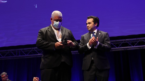 A Medalha de
Ouro foi entregue ao secretário Regional da Saúde, Pedro Ramos, durante a
cerimónia de abertura do 30º Congresso da Ordem dos Médicos Dentistas, no
Altice Forum Braga.&nbsp; Foto DR