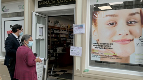 Ontem houve corrida aos testes à covid-19 nas farmácias.