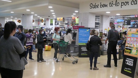 Em alguns supermercados e grandes superfícies, a verificação do teste ou do certificado de vacinação estava a ser efectuada.