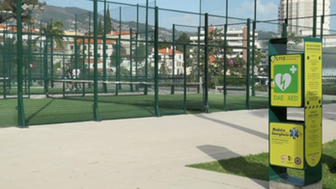 Na Madeira, nos últimos anos, O Serviço Regional de Protecção Civil, através do SEMER - Serviço de Emergência Médica Regional, também tem vindo a licenciar estes equipamentos em locais públicos da Região.&nbsp;