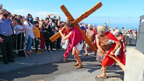 encenação da 'Via Sacra' no Pico da Torre