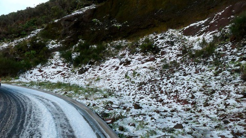 Está prevista a queda de neve nos pontos mais altos da ilha, até ao final da manhã de hoje.&nbsp;