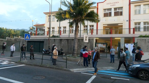 Na EB1/PE da Ajuda, dois alunos testaram positivo, levando a que duas turmas (48 crianças), um docente, uma educadora e duas auxiliares entrassem em isolamento profilático até indicação em contrário das autoridades de saúde.