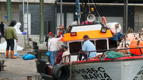 A tripulação está entretanto em quarentena, só o mestre permanece na embarcação.