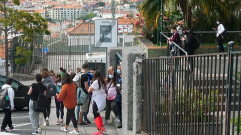 Um dos novos casos afectou a Escola Dr. Ângelo Augusto da Silva. Foto: Helder Santos/Aspress