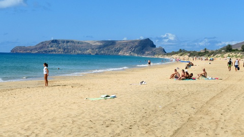 Cada vez mais turistas procuram o areal da melhor praia da Europa, no Porto Santo.