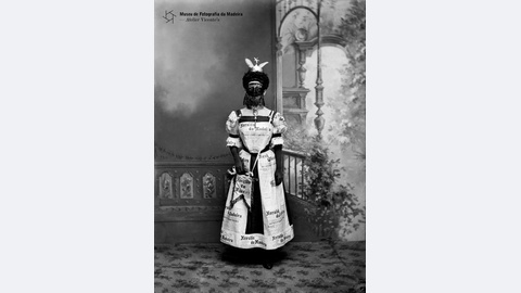 PHOTOGRAPHIA VICENTE - Retrato de uma mulher com disfarce de Carnaval | 1905-03-12 - 21,5 x 16,5 cm | Negativo simples, vidro | Gelatina e sais de prata - Em depósito no ABM