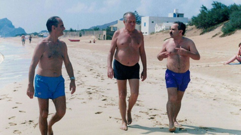 Soares com José Góis Mendonça e o general Carlos Azeredo, na praia do Porto Santo.