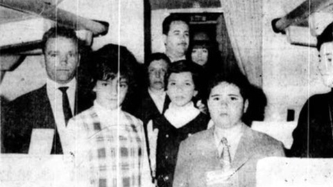 Maria José Carvalho, Maria Teresinha Filipe, Miguel Freitas e os tripulantes do avião da TAP que os levaria até Lisboa.