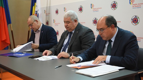 O protocolo de cooperação entre a Madeira Parques e o Serviço Regional de Protecção Civil foi assinado esta segunda-feira, contando com a presença de Pedro Ramos e Gonçalo Pimenta.&nbsp;