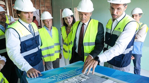 A obra foi hoje visitada pelo secretário Regional de Equipamentos e Infraestruturas, Pedro Fino, e pelo presidente da CMF, Pedro Calado