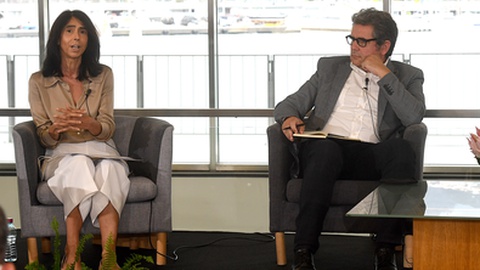 Isabel Rodrigues, directora regional da Economia e Transportes, e Ricardo Oliveira , que moderou o debate sobre a importância da acção climática&nbsp;