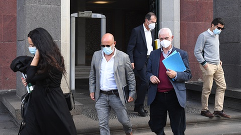 As partes envolvidas na Assembleia de Credores, à saída do Tribunal do Funchal. Foto Rui Silva/ASPRESS
