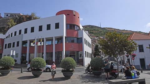 O programa proporcionará a 52 jovens um primeiro contacto com o mundo do trabalho em 19 instituições. As inscrições decorrem entre 1 e 30 de Abril.