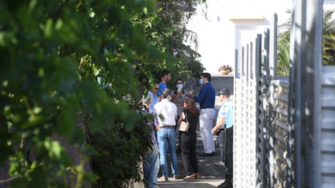 Uma equipa da Direcção Regional do Património, acompanhada por elementos da PSP, foi hoje ao local sensibilizar os moradores para a necessidade da desocupação do terreno