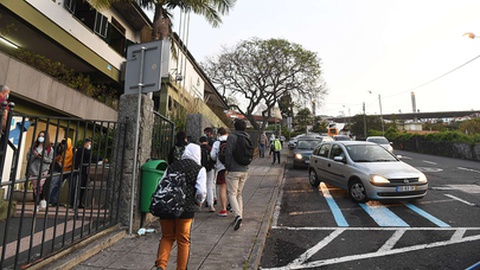 O ano lectivo arranca hoje, na Madeira, enquanto no continente tal só acontecerá na próxima semana.&nbsp;
