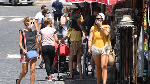 Neste período em que as infecções respiratórias prevalecem na comunidade, o uso da máscara continua a ser uma opção para muita gente.&nbsp;