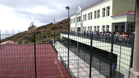 O 2.º ciclo da Escola Básica e Secundária da Ribeira Brava mudou-se provisoriamente, enquanto decorrem as obras de remodelação, para a Bica da Pau, na Tabua, para o edifício onde antes funcionada a escola primária da localidade. Foro Arquivo