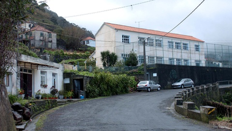 O Centro de Dia da Ribeira da Janela funciona na antiga escola primária local. Foto: Arquivo