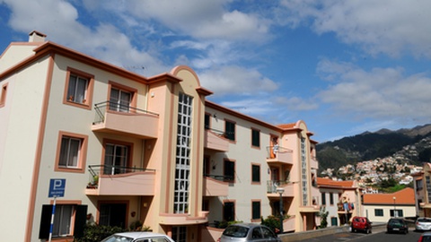 O Bairro das Romeiras localiza-se nas Courelas, em Santo António.