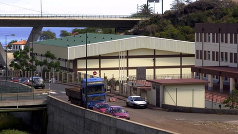 Quatro alunos da Escola Básica e Secundária de Santa Cruz testaram positivo.