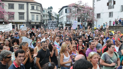Manifestação no Funchal, em 15 de Setembro de 2012, com o lema 'Que se lixe a troika, queremos a nossa vida de volta'. FOTO TERESA GONÇALVES