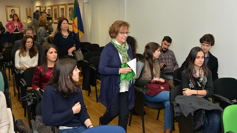 Ao longo dos anos, têm entrado mais mulheres do que homens na carreira médica.