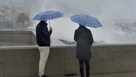 Para hoje está prevista alguma chuva. O IPMA já emitiu um aviso amarelo para a agitação marítima ao longo do dia de amanhã. Foto Arquivo
