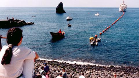 O lançamento de um cabo submarino em 1999