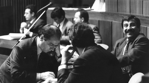 Paulo Fontes (à direita) na Assembleia Legislativa da Madeira em 1993.