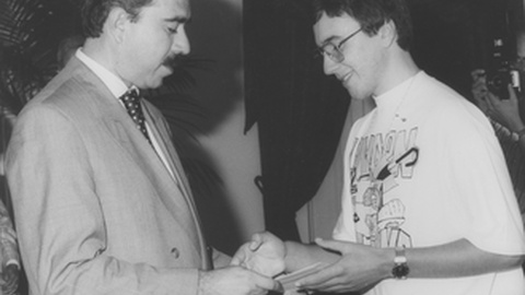 O antigo vice-presidente do Governo Miguel de Sousa entrega a José Patrício Ascensão o Prémio Escolar Marconi de 1991.