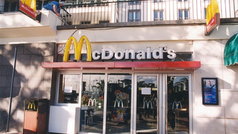O restaurante da McDonalds existe há quase 22 anos na Avenida do Mar e nunca tivera problemas do género. Foto Arquivo