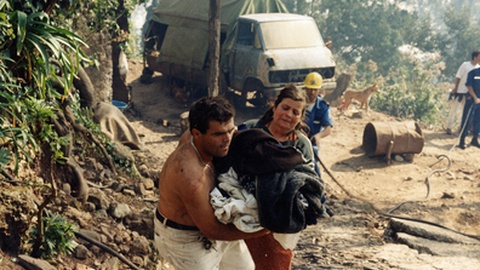 Na zona do Terreiro da Luta, a aflição dos populares captada pelo jornalista José Ribeiro.