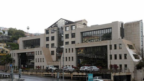 No edifício do Campo da Barca funcionam vários serviços do Governo Regional. Foto Arquivo