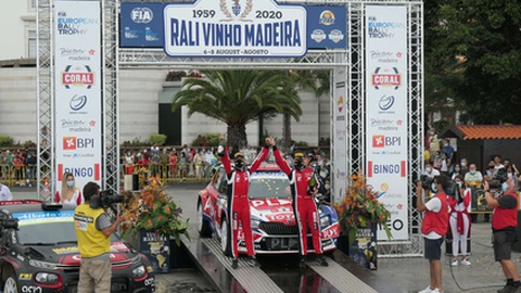 Uma equipa patrocinada pela Fábrica de Tabaco Micaelense no Rali Vinho Madeira de 2020. Foto Hélder Santos/Aspress