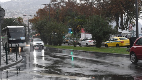 Além das nuvens, há a probabilidade de ocorrência de aguaceiros, mesmo no Funchal. Foto Arquivo
