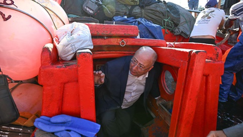 Ontem o ministro da Agricultura e do Mar teve a oportunidade de visitar os espadeiros na lota do Funchal.