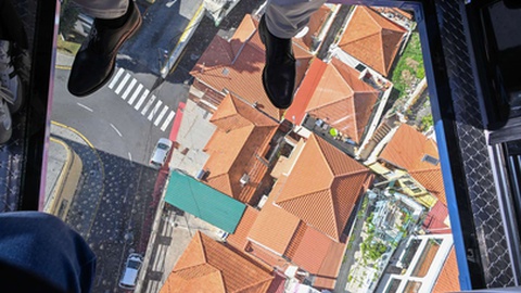 Piso em vidro é uma das inovações das novas cabine do teleférico que liga a baixa do Funchal ao Monte
