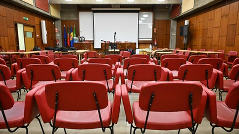 Julgamento decorre numa sala de audiências improvisada no Auditório da Segurança Social, tendo em conta o elevado número de arguidos.&nbsp;