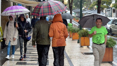 Estão previstos&nbsp;períodos de chuva ou aguaceiros, em especial a partir da tarde.