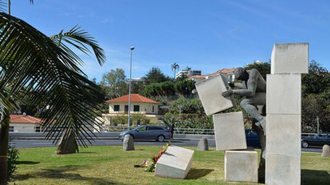 A escolha do autor da obra 'Revolta da Madeira' foi polémica.