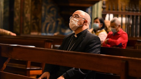 D. Nuno Brás benzeu os ramos na igreja do Colégio e seguiu em procissão festiva para a Catedral do Funchal, onde preside à Solene Eucaristia do Domingo da Paixão do Senhor e dos Ramos