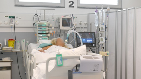 Seis dos doentes com covid-19 internados no Hospital Dr. Nélio Mendonça estão nos Cuidados Intensivos. Foto: Rui Silva/Aspress/Arquivo